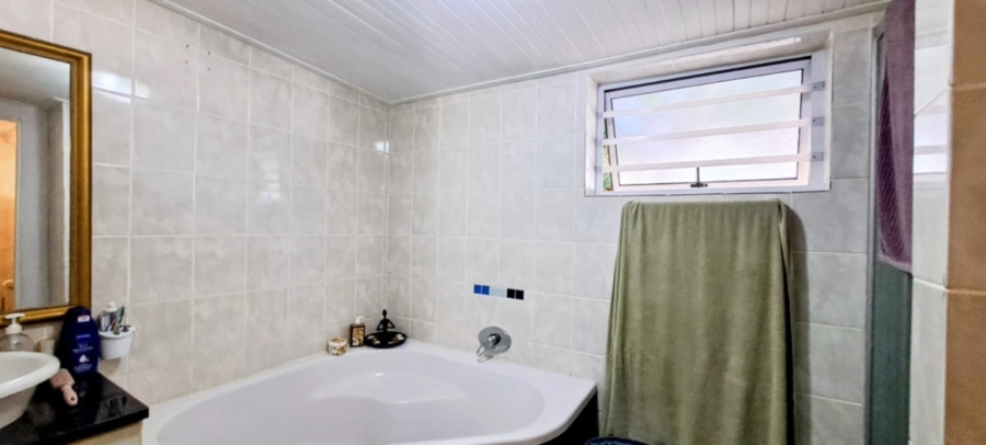 4 Bedroom Property for Sale in Perlemoenbaai Western Cape